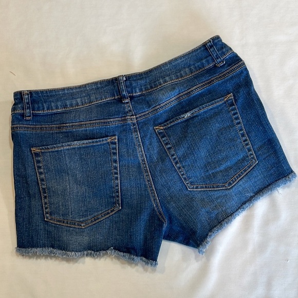 MAURICES Size 9/10 Distressed Denim Jean Shorts Embroidered Exposed Pockets - Picture 3 of 10